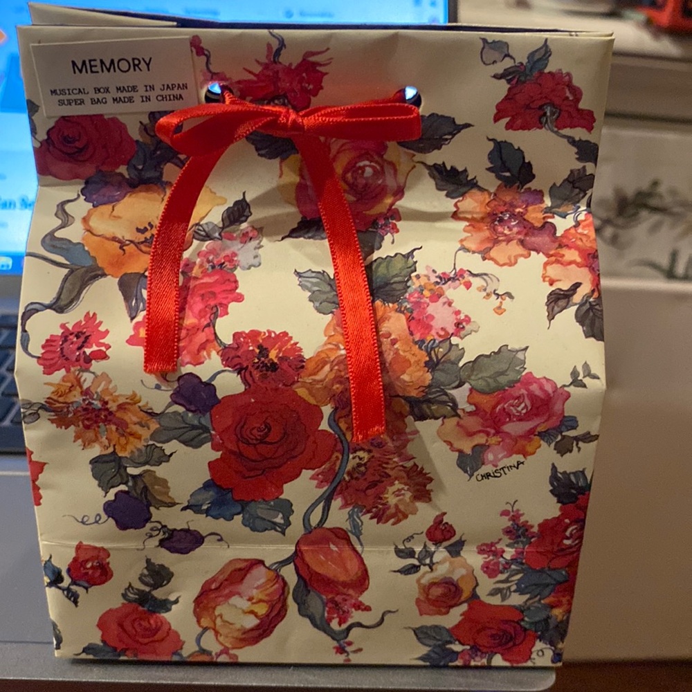 Potpourri press vintage 1990 music box in gift bag.